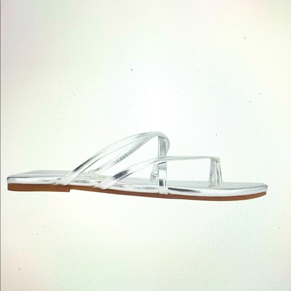 Women New Toe Ring Flat Sandals by Nine West. - Picture 3 of 6